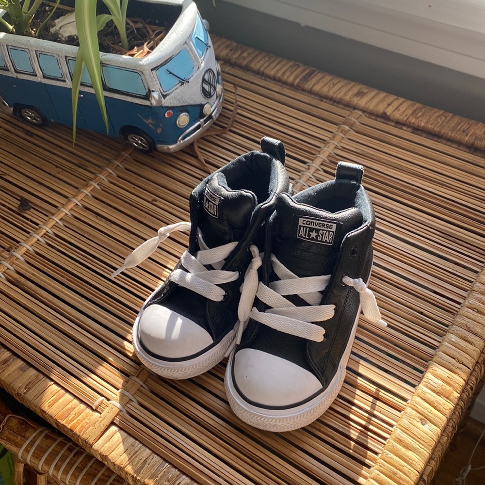 Black leather converse size 8T